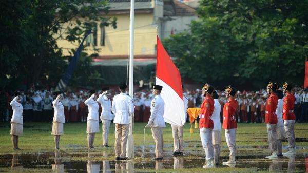 Salut, Luar Biasa  Paskibra di Tangerang Ini Rela Berkubang Lumpur Demi Kibarkan Bendera Merah Putih