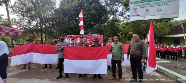 Camat Banjarwangi Garut Laksanakan Gerakan Pembagian 1 juta Bendera Merah Putih