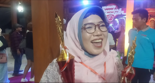 Penyanyi Kamar Mandi, Yayuk Borong 2 Gelar Juara Lomba Vokal HUT RI di Ndayu Park Sragen