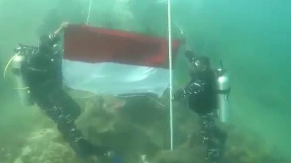 HUT ke-77 RI,  Bendera Merah Putih Berkibar di Bawah Laut Bangka Belitung