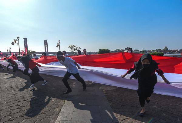 Momen Pelajar dan Mahasiswa di Palembang Bentangkan Bendera Merah Putih Ukuran Raksasa