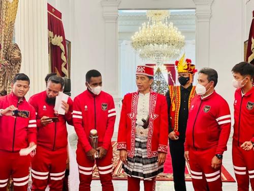 Presiden Jokowi Sempatkan Bertemu Timnas U-16 di Istana Merdeka Sebelum Upacara HUT RI ke 77