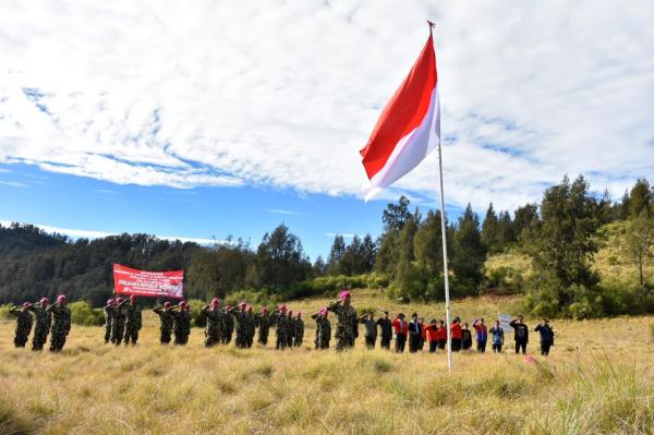 HUT RI Ke 77, Marinir dan Pendaki Kibarkan Sang Saka Merah Putih di Gunung Argopuro