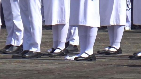 Sepatu Anggota Paskibra Lepas saat Upacara HUT Ke-77 RI di Rujab Gubernur Sulsel
