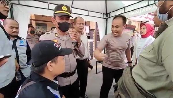 Istri Terpegang Wartawan Gegara Jatuh, Perwira Polisi di Madiun Marah Sampai Lepas Baju