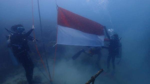 Possi dan TNI AL Kibarkan Bendera Merah Putih di Dasar Laut