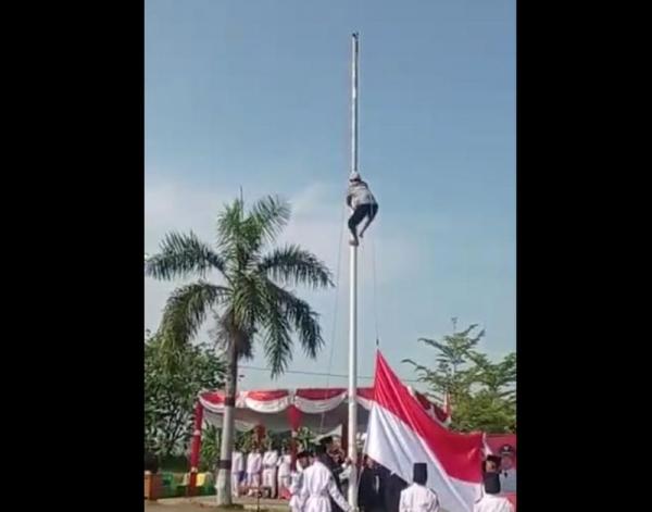 Bendera Tersangkut saat Upacara HUT RI, Petani Beraksi Heroik Panjat Tiang 15 Meter Bikin Salut