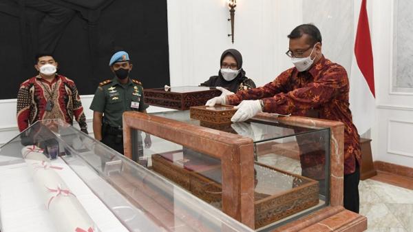 Istana Kembalikan Teks Proklamasi Tulisan Tangan Bung Karno ke ANRI