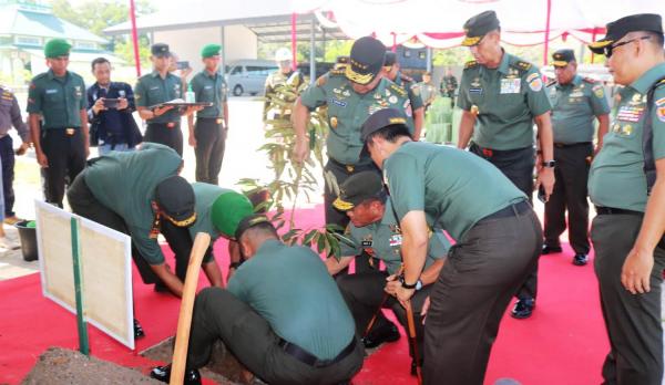 KSAD Jenderal Dudung Abdurachman Tanam Durian Cumasi di Areal Lahan Makorem 045/Gaya