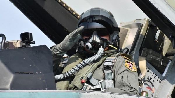 Waow! Terbang Naik F-16, Jenderal Dudung Terima Wing Kehormatan Penerbang Kelas I TNI AU