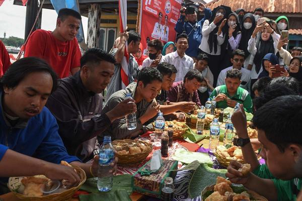 Giliran Perwakilan Pejabat di Palembang Adu Cepat Makan Pempek