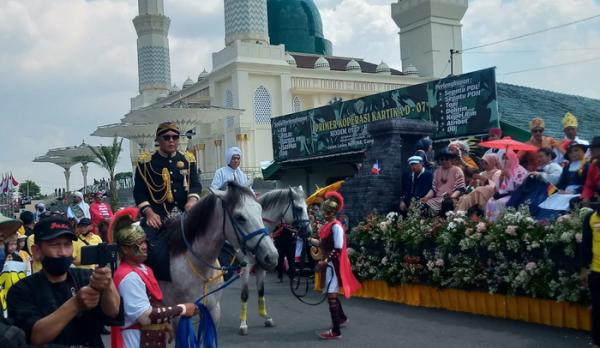 Ikut Karnaval, Bupati Karanganyar Tunggangi Kuda Sembari Kenakan Kostum Pangeran Sambernyawa