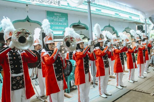 2 Tahun Sepi Hiburan, Warga Korowelang Sambut Antusias Pementasan Marching Band Pesantren Salafiyah