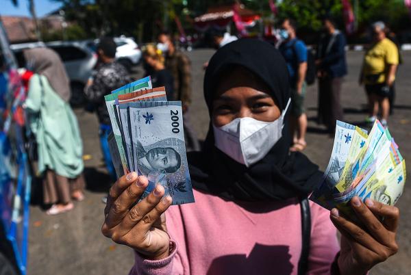 Antusias Warga Palembang Tukarkan Uang Kertas Rupiah Emisi 2022