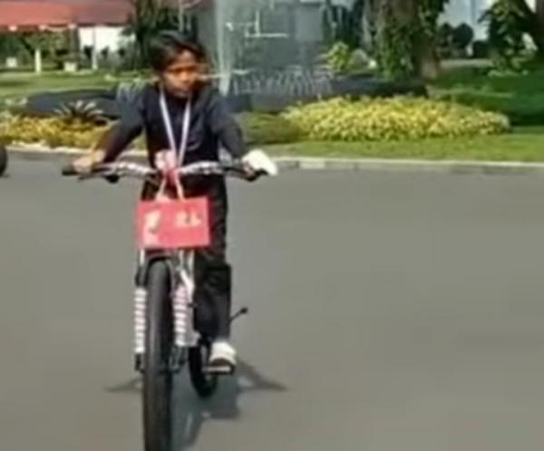 Usai Tampil, Farel Prayoga Langsung Kayuh Sepeda Pemberian Jokowi Keliling Istana