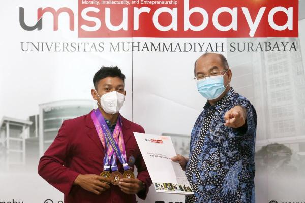 Foto UM Surabaya Serahkan Penghargaan Untuk Atlet Panjat Tebing