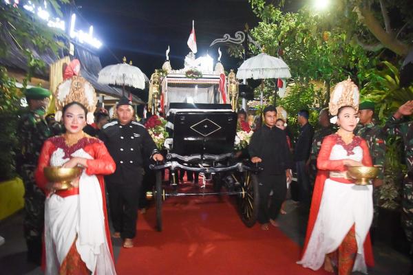 Ribuan Warga Sambut Kereta Kencana Ki Jaga Rasa Usai Membawa Bendera Pusaka di Istana Negara