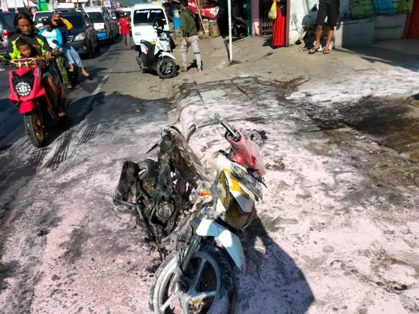 Sepeda Motor di Limbangan Garut Hangus Terbakar Diduga Bagian Mesin Konslet