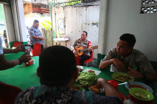 Ikuti Farel Bawakan Lagu  Ojo Dibandingke, Kapolsek Kebayoran Lama Ngamen di Warung Makan