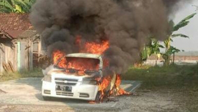 Diduga Korsleting saat Kuras Tangki Bahan Bakar, Sebuah Mobil Sedan Ludes Terbakar