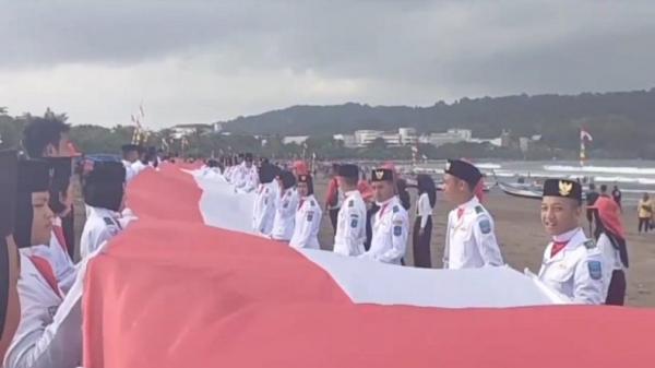 Warga Bentangkan Bendera Merah Putih  1.000 Meter di Pantai Pangandaran 