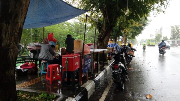 Lapak PKL Dadakan di Pangkalpinang Melayang Akibat Angin dan Hujan Lebat