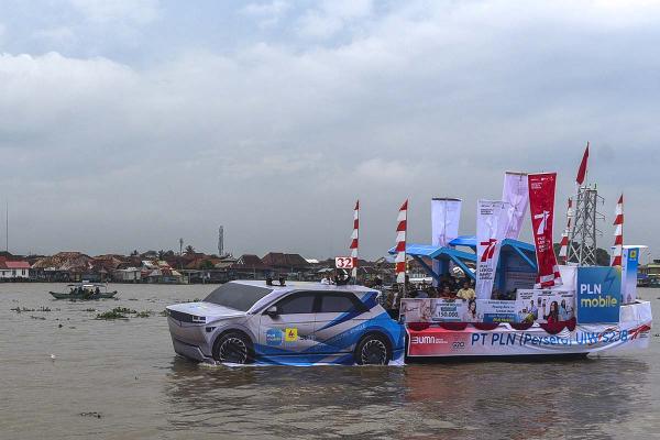 Lomba Perahu Hias di Sungai Musi  