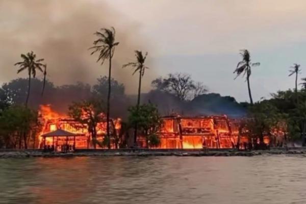 Penampakan Putri Duyung Cottage Ancol yang Terbakar, Aliran Listrik Dipadamkan