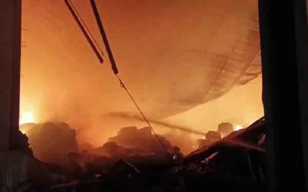 10 Mobil Damkar Dikerahkan Padamkan Kebakaran Kompleks Gudang Tembakau di Bondowoso