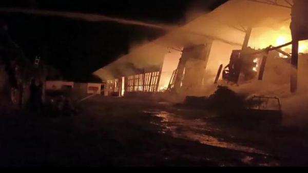 4 Gudang Tembakau di Bondowoso Terbakar hingga Robohkan Bangunan