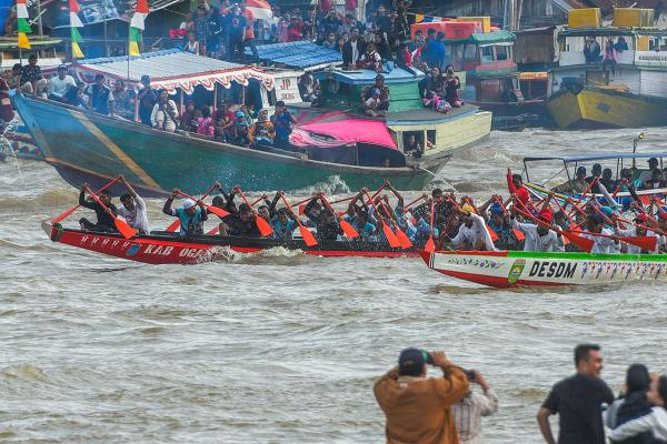 Ragam Momen Lomba Bidar Adu Cepat Perahu Tradisional di Sungai Musi