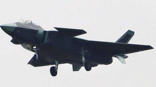Perdana, China Pamerkan Jet Siluman J-20 dalam Balutan Cat Kamuflase Tempur