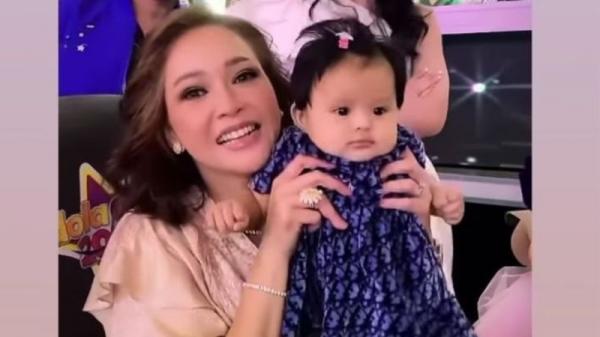 Gemas !Baby Ameena  Pakai Dress yang Harganya Bikin Netizen Menjerit saat Dipangku Maia Estianty