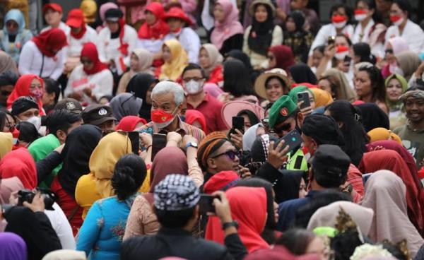 Ribuan Perempuan Berkebaya di Bandungan mengerumuni Ganjar , Ada Apa?