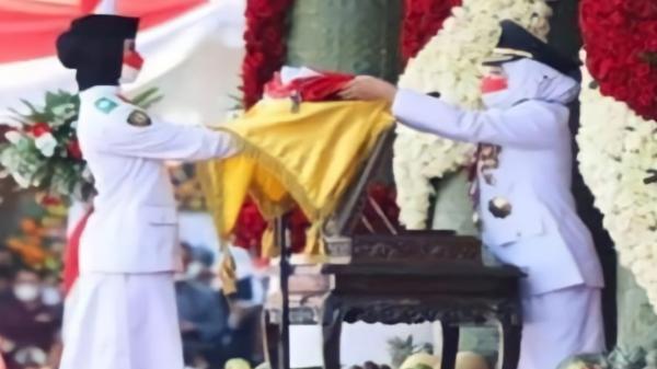 KIsah Audina Az-zahra, Siswa Asal Gresik Pembawa Baki Bendera  HUT ke -77 RI di Grahadi Surabaya