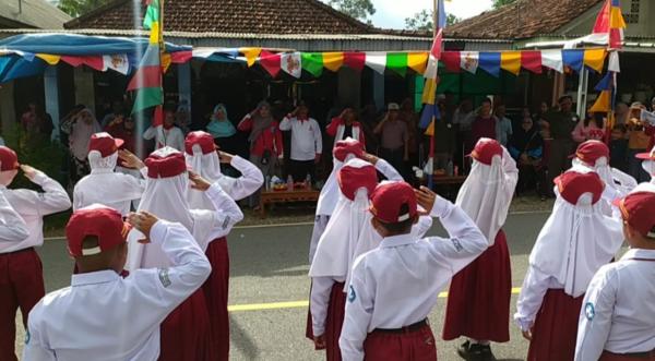 Pawai Baris Berbaris Peringatan HUT ke-77 RI di Bangka Selatan Disambut Antusias Warga