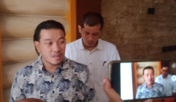 Mengharukan! Ayah Wakili Brigadir J Hadiri Wisuda di UT Jakarta
