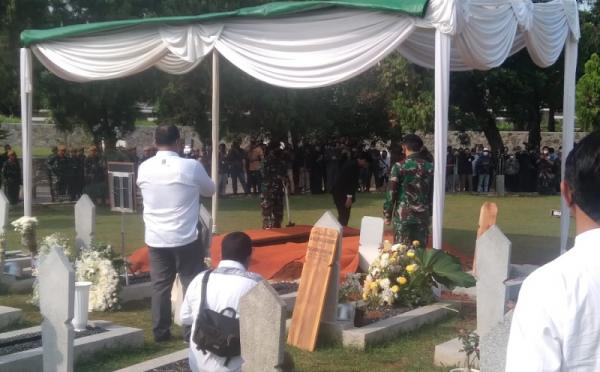 Emil Dardak Berurai Air Mata saat Pidato Pemakaman Ayahnya di TMP Kalibata
