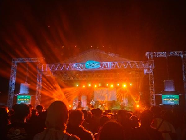 Festival Komunikasi (Feskom) 20'21 Prodi KPI IAIN Kediri Hadirkan Hindia, Riuh Penonton Pecah