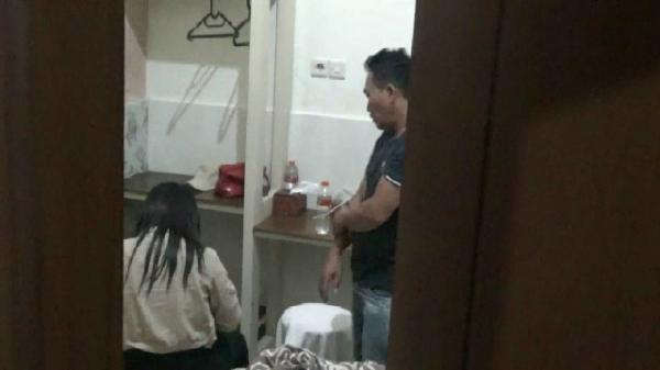 Seorang Perempuan Sembunyi di Dalam Kamar Mandi Hotel Hindari Razia