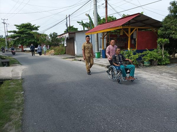 Usai Bantu Kursi Roda, Herman Ajak Warga Keliling Kampung