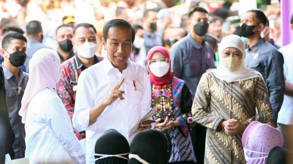 Dampingi Presiden Jokowi, Gubernur Khofifah Lengkapi Bantuan Modal Pelaku Usaha Ultra Mikro