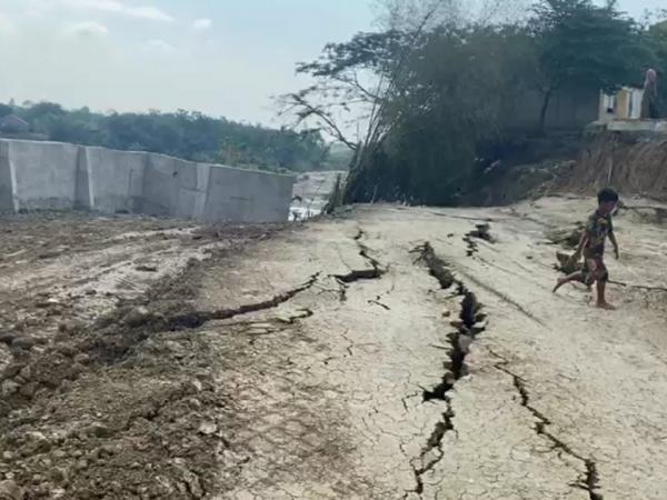 Akibat Banjir, Jalan Provinsi di Kudus dan Surakarta Rusak!