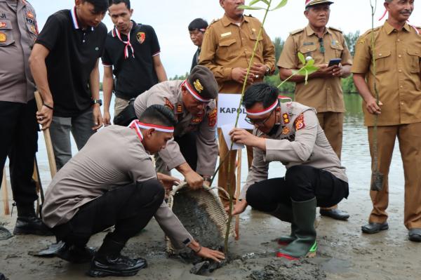 Polres Aceh Selatan Tanam Ribuan Batang Mangrove
