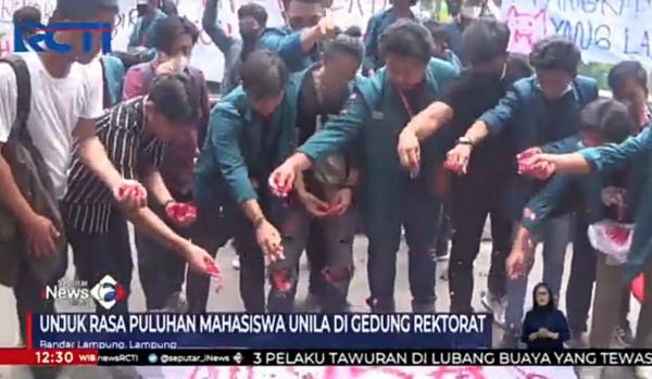 Video Mahasiswa Unila Tabur Bunga Foto Rektor Unila Tuntutan Copot Karomani