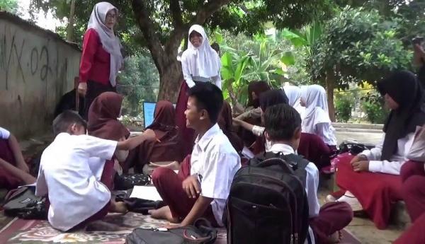 Ruang Kelas Nyaris Ambruk Siswa Sd Di Cianjur Terpaksa Belajar Di Bawah Pohon 2829