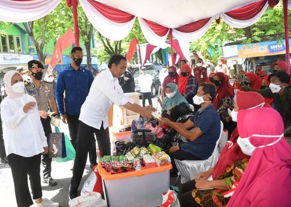 Presiden Beri Pesan Khusus untuk Pedagang saat Menyebar Langsung BLT di Pasar Sidoarjo