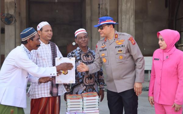 Kapolda Aceh Salurkan Bantuan untuk Masjid Almunawarah Alu Naga