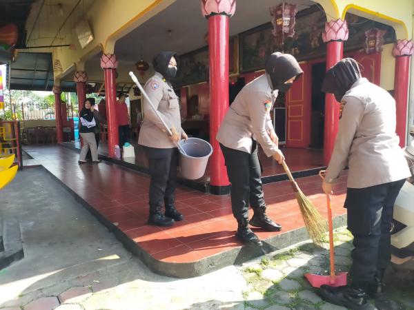 Sambut HUT ke-74, Polwan Polres Bogor Gelar Bhakti Religi Bersih-Bersih Tempat Ibadah Lintas Agama