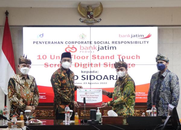 Bank Jatim Serahkan Floor Stand Touch Screen Digital Signage Kepada Pemkab Sidoarjo